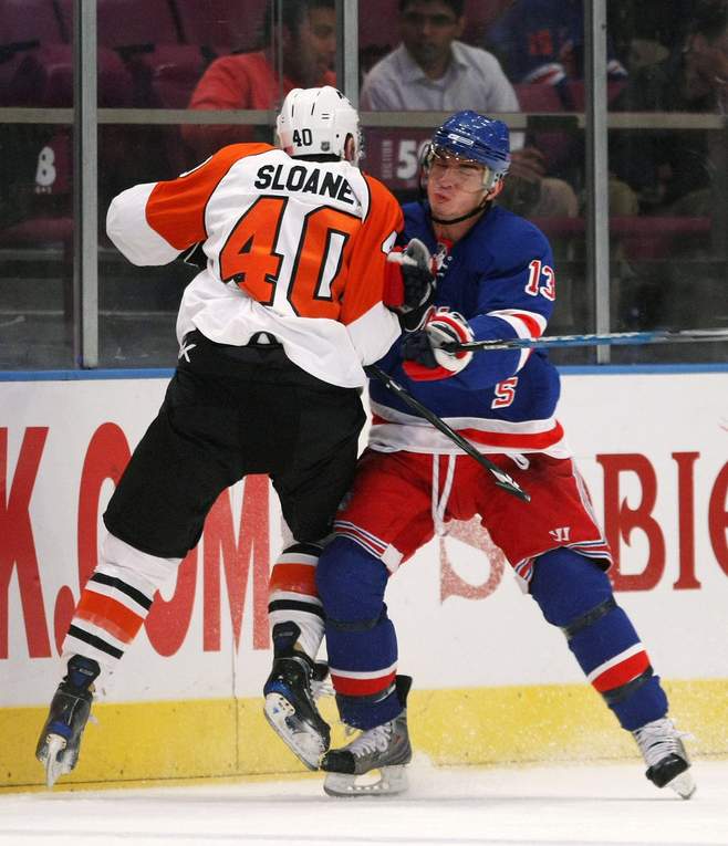 Слоуни (№ 40) проводит силовой прием против Николая Жердева в своем первом матче в НХЛ